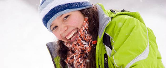 Akne-Haut im Winter richtig pflegen